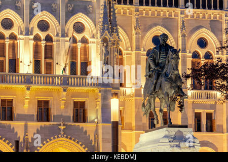 Statua equestre del conte gyula andrassy sulla piazza Kossuth vicino al parlamento a Budapest, Ungheria Foto Stock