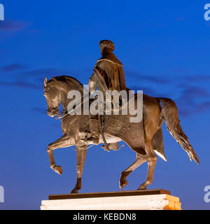 Statua equestre del conte gyula andrassy sulla piazza Kossuth vicino al parlamento a Budapest, Ungheria Foto Stock