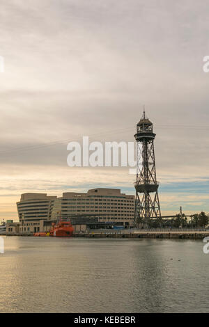Sunrise al porto di Barcellona, alla fine delle Ramblas. Nella foto, il world trade center building e via cavo torre nel porto di Barcellona, C Foto Stock
