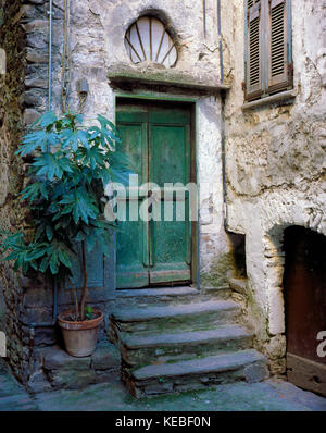 Una vista di uno dei molti edifici medievali nello storico villaggio di isolabana in Toscana, Italia Foto Stock