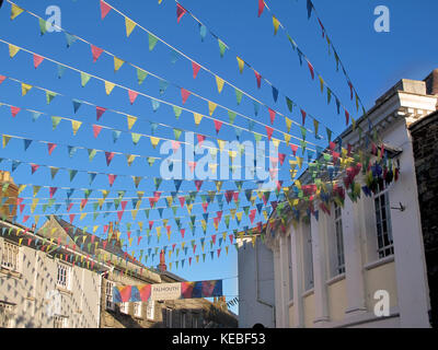 Pretty bunting che vivacizzano la città di falmouth in Cornovaglia, UK. Foto Stock