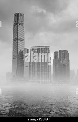 La 108 piano internazionale Centro Commerciale sorge fuori la nebbia in Kowloon, Hong Kong Foto Stock