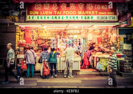 La gente del luogo l'acquisto di cibo in un supermercato locale di Hong kong Foto Stock