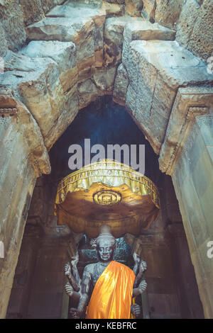 Una statua del principio delle divinità nella religione indù, Vishnu incorniciata da una antica porta ad arco a Angkor Wat Foto Stock