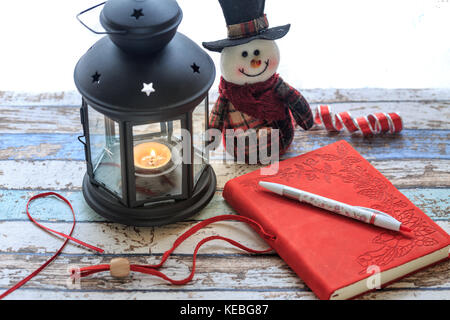 Ufficiale e con pupazzo di neve e lanterna lucido Foto Stock