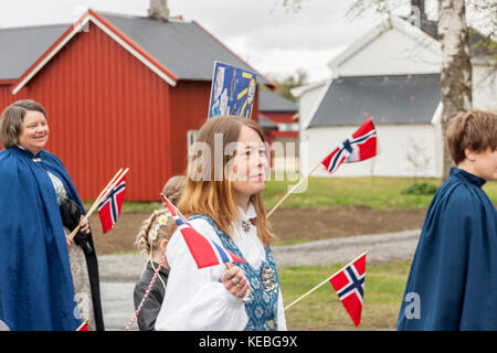 VERDAL, Norvegia - 17 Maggio 2017: giornata nazionale in Norvegia. I norvegesi al tradizionale celebrazione e corteo in maggio 17, 2017 in Verdal. Persone su parde essere Foto Stock