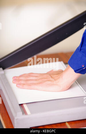 Stretta di mano uomo sulla ghigliottina, lavorando a ghigliottina, il taglio della carta Foto Stock