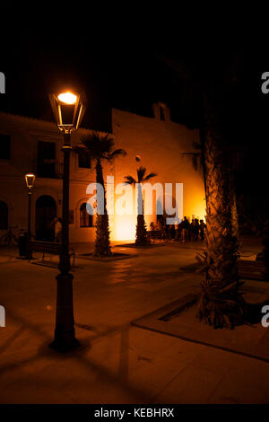 Xviii secolo la chiesa di San Francisco e main plaza illuminata di notte a Sant Francesc Xavier città vecchia Formentera (Isole Baleari, Spagna) Foto Stock