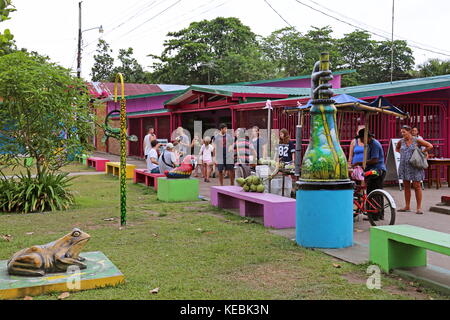 Parque Los Pajaros e Paraiso Tropical souvenir shop, Tortuguero village center, Limón provincia, il Mare dei Caraibi, Costa Rica, America Centrale Foto Stock