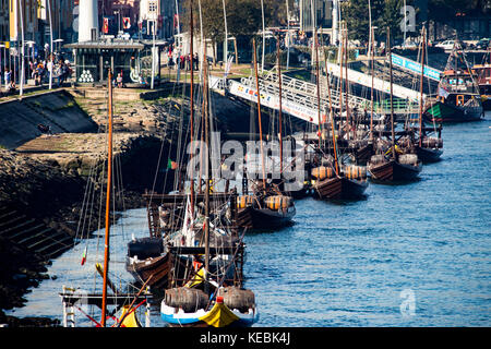 Storico Porto rabelo imbarcazioni fluviali sul fiume Douro con rabelo, Porto, Portogallo Foto Stock