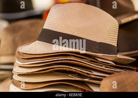 Otavalo, Ecuador - 17 maggio 2017: close up di un artigianale di Panama cappelli al mercato artigianale di Otavalo, Ecuador Foto Stock