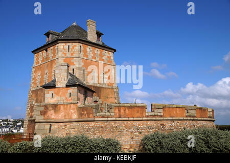 Il Tour Vauban, conosciuto come Tour de Camaret, è una torre poligonale difensiva alta 18 metri costruita da Vauban nel 1696. Si trova in Bretagna, vicino a Brest Foto Stock