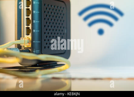 Modem wireless router torna con un cavo ethernet wireless sullo sfondo del simbolo Foto Stock