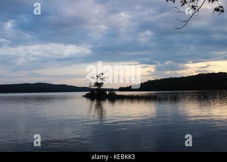 Bellissimo tramonto sul lago della penisola di Huntsville, in Ontario, Canada. Foto Stock