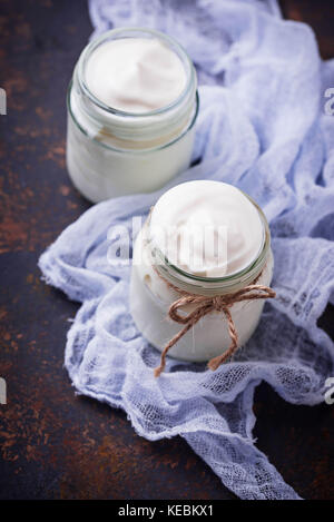 Natural yogurt greco in vasetti di vetro. Foto Stock