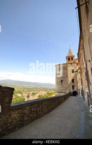 Abside della chiesa di Sant'Agostino e panorama attraverso la pianura di Anghiari dalle tende del XIII secolo. Vista verticale Foto Stock