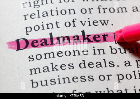 Fake Dizionario, definizione del dizionario della parola dealmaker. comprendente i principali parole descrittive. Foto Stock