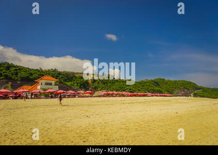 Bali, Indonesia - 11 marzo 2017: una bella giornata di sole con ombrelloni in una fila nella spiaggia di Pantai pandawa, nell isola di Bali, Indonesia Foto Stock