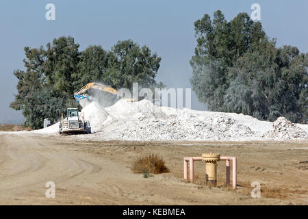 Caterpillar 320C il trattore, braccio oscillante, riciclaggio usato sheetrock pannellatura. Foto Stock