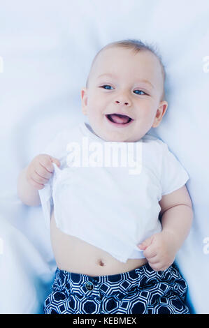 Angolo di alta vista sorridente baby boy recante sulla sua schiena Foto Stock