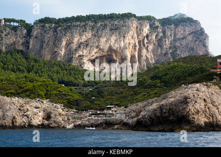 Vista dal mare di Capri. Drammatiche scogliere calcaree con faccia. Foto Stock