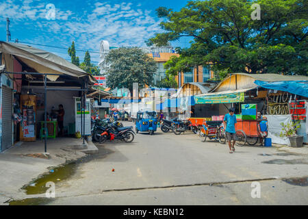 Jakarta, Indonesia - 3 marzo, 2017: tradizionale piccola strada di città con le attività quotidiane accadendo, i mercati e la gente intorno Foto Stock