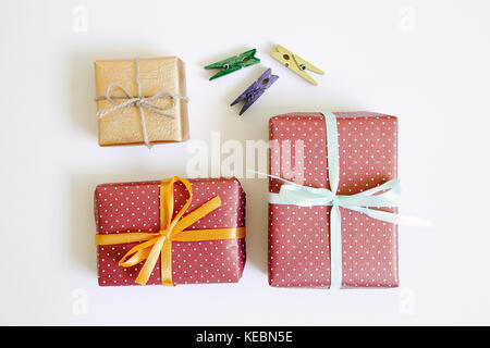 Un sacco di scatole regalo su sfondo bianco Foto Stock