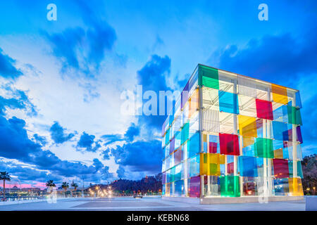 Malaga, Centro Pompidou Malaga. Museo Pompidou di Malaga. Centro di Malaga Pompidou con skyline di Malaga in Spagna. Foto Stock