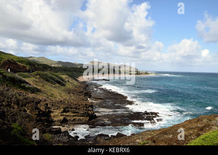 Vista della spiaggia di sabbia dal Halona Blowhole in sè oahu, Hawaii Foto Stock