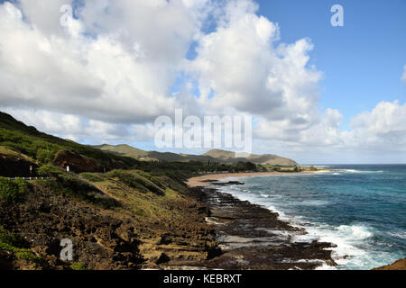 Vista della spiaggia di sabbia dal Halona Blowhole in sè oahu, Hawaii Foto Stock