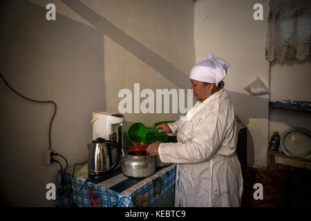 Beshkent, Kirghizistan. Undicesimo oct, 2016. anabar nosirova, che lavora in cucina presso la scuola beshkent. ogni giorno ella riunisce 80-100 litri di acqua da una vicina aryk, che ella filtra l'acqua attraverso la stoffa di formaggio e quindi permette loro di sedersi per tutta la notte in modo che la polvere si deposita sul fondo. il mattino successivo ella porta a ebollizione l'acqua prima di preparare il tè per gli studenti. i locali sperano e la pianificazione del progetto di infrastruttura per portare acqua pulita per le loro case, scuole e strutture mediche.in villaggi in Kirghizistan (Asia centrale) antiquati sistemi di consegna di acqua e infrastrutture è la ca Foto Stock