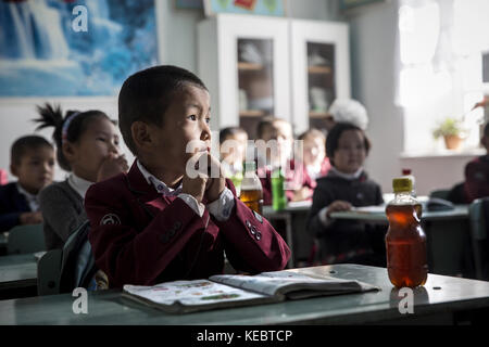 Beshkent, Kirghizistan. 11 ottobre 2016. Bambini che frequentano la scuola nel villaggio di Beshkent, Kirghizistan. La scuola manca di acqua corrente e quindi l'acqua potabile viene raccolta da un'aryk vicina, o canale di irrigazione, e bollita prima di essere servita agli studenti. La gente del posto spera e sta pianificando un progetto infrastrutturale per portare acqua pulita nelle loro case. Nei villaggi del Kirghizistan (Asia centrale) i sistemi e le infrastrutture di erogazione dell'acqua antiquati sono la causa di problemi di salute come epidemie di epatite e malattie gastrointestinali, soprattutto tra i bambini. (Immagine di credito: © Jo Foto Stock