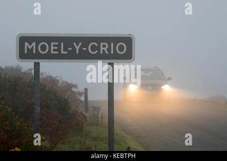 Flintshire, Wales, Regno Unito. Xix oct, 2017. Regno Unito Meteo. Una nebbiosa o foggy start per molti oggi con le prospettive di tempesta Brian, un altro denominato storm per il fine settimana per il Galles del Nord. La mattina con un autista discoveres le condizioni di nebbia che hanno coperto molte parti della Gran Bretagna oggi compreso il villaggio di Moel-y-Crio in Flinthsire, Galles Credito: DGDImages/Alamy Live News Foto Stock