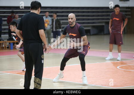 Pechino, Pechino, Cina. 19 ottobre 2017. Pechino, CINA-19 ottobre 2017: (SOLO PER USO EDITORIALE. CHINA OUT). I giocatori di basket dei Beijing Beikong Fly Dragons, tra cui Stephon Marbury, partecipano agli allenamenti prima del CBA 2017/18 a Pechino, 19 ottobre 2017. Crediti: SIPA Asia/ZUMA Wire/Alamy Live News Foto Stock