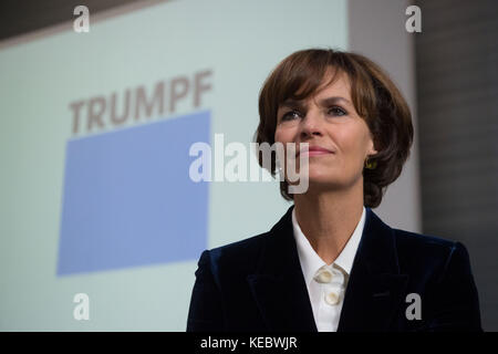 Ditzingen, Germania. 16 ottobre 2017. La presidente del gruppo Trumpf, Nicola Leibinger-Kammueller, può essere vista durante una conferenza stampa Balance del produttore di macchine Trumpf riguardante l'anno 2016/17 a Ditzingen, Germania, 16 ottobre 2017. Crediti: Marijan Murat/dpa/Alamy Live News Foto Stock