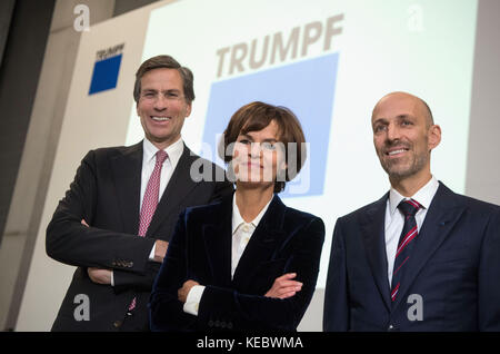 Ditzingen, Germania. 16 ottobre 2017. La presidente del gruppo Trumpf, Nicola Leibinger-Kammueller (M), il vicepresidente Peter Leibinger (R) e il membro del Consiglio di amministrazione Mathias Kammüller (L) possono essere visti durante una conferenza stampa Balance del produttore di macchine Trumpf relativa all'anno 2016/17 a Ditzingen, Germania, 16 ottobre 2017. Crediti: Marijan Murat/dpa/Alamy Live News Foto Stock