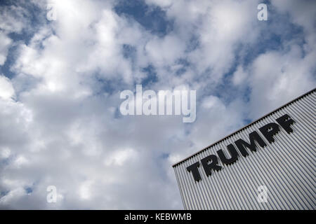 Ditzingen, Germania. 16 ottobre 2017. Il logo del gruppo Trumpf è visibile sull'esterno di un edificio logistico durante una conferenza stampa Balance del produttore di macchine Trumpf relativa all'anno 2016/17 a Ditzingen, Germania, 16 ottobre 2017. Crediti: Marijan Murat/dpa/Alamy Live News Foto Stock