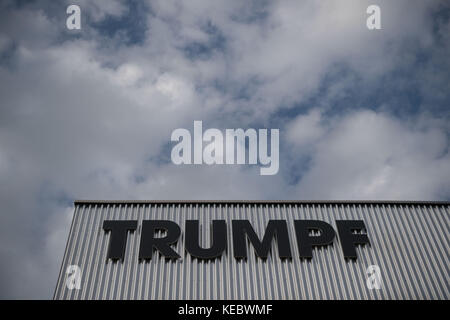 Ditzingen, Germania. 16 ottobre 2017. Il logo del gruppo Trumpf è visibile sull'esterno di un edificio logistico durante una conferenza stampa Balance del produttore di macchine Trumpf relativa all'anno 2016/17 a Ditzingen, Germania, 16 ottobre 2017. Crediti: Marijan Murat/dpa/Alamy Live News Foto Stock