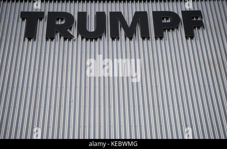 Ditzingen, Germania. 16 ottobre 2017. Il logo del gruppo Trumpf è visibile sull'esterno di un edificio logistico durante una conferenza stampa Balance del produttore di macchine Trumpf relativa all'anno 2016/17 a Ditzingen, Germania, 16 ottobre 2017. Crediti: Marijan Murat/dpa/Alamy Live News Foto Stock