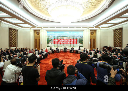 Pechino, Cina. 19 ottobre 2017. La delegazione di Pechino al XIX Congresso Nazionale del Partito Comunista Cinese (CPC) tiene una discussione a Pechino, capitale della Cina, il 19 ottobre 2017. Crediti: Jin Liwang/Xinhua/Alamy Live News Foto Stock