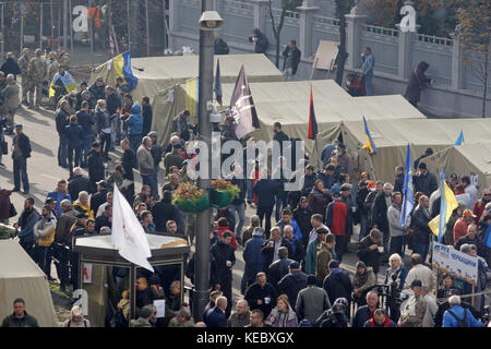 Kiev, Ucraina. 19 ottobre 2017. I manifestanti sono visti vicino alle tende durante una manifestazione per chiedere una riforma elettorale, di fronte al parlamento ucraino a Kiev, in Ucraina, il 19 ottobre 2017. Crediti: Serg Glovny/ZUMA Wire/Alamy Live News Foto Stock