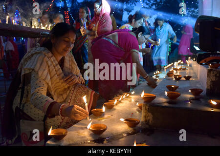 Dacca in Bangladesh. Xix oct, 2017. del Bangladesh persone indù partecipare alle lampade ad olio per festeggiare il Diwali Festival o il "Festival delle Luci' a un tempio a Dhaka. il Diwali Festival delle luci simboleggia la vittoria del bene sul male, commemorando signore ram di tornare al suo regno ayodhya dopo aver completato il suo 14 anni di esilio. Credito: sk hasan ali/alamy live news Foto Stock