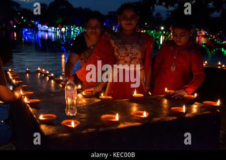 Dacca in Bangladesh. Xix oct, 2017. del Bangladesh persone indù partecipare alle lampade ad olio per festeggiare il Diwali Festival o il "Festival delle Luci' a un tempio a Dhaka. il Diwali Festival delle luci simboleggia la vittoria del bene sul male, commemorando signore ram di tornare al suo regno ayodhya dopo aver completato il suo 14 anni di esilio. Credito: sk hasan ali/alamy live news Foto Stock