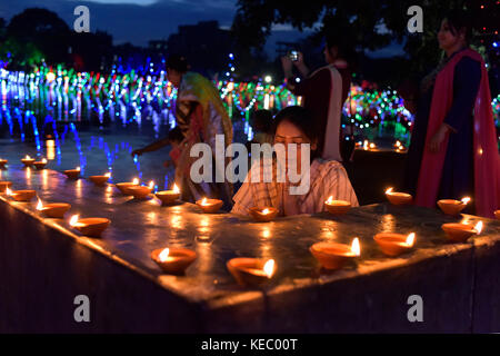 Dacca in Bangladesh. Xix oct, 2017. del Bangladesh persone indù partecipare alle lampade ad olio per festeggiare il Diwali Festival o il "Festival delle Luci' a un tempio a Dhaka. il Diwali Festival delle luci simboleggia la vittoria del bene sul male, commemorando signore ram di tornare al suo regno ayodhya dopo aver completato il suo 14 anni di esilio. Credito: sk hasan ali/alamy live news Foto Stock