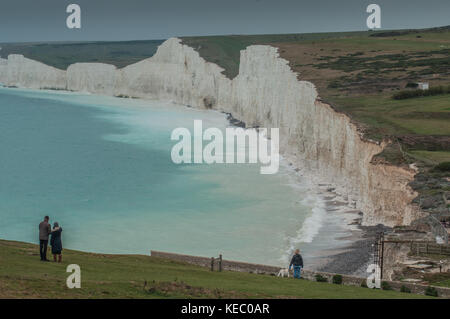 Birling Gap, Eastbourne, East Sussex, Regno Unito. 19th ottobre 2017. Meteo Regno Unito. L'erosione è oggi molto visibile durante l'alta marea, poiché il surf turchese è diventato bianco latte con il gesso disolved alla base delle scogliere Seven Sisters, creando uno sfondo spettacolare mentre il lavoro continua a sostituire i gradini di accesso alla spiaggia nel punto di bellezza South Downs National Trust. Foto Stock