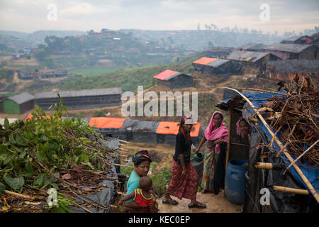 Cox's Bazar, Bangladesh. Xix oct, 2017. rohingya rifugiato lo stile di vita all'interno balukhali Refugee Camp In Cox bazar, Bangladesh il 19 ottobre 2017. quasi 600.000 profughi rohingya hanno raggiunto il Bangladesh dal mese di agosto, fuggiti dalle violenze in Myanmar è stato di Rakhine, in cui le Nazioni Unite ha accusato le truppe di condurre una campagna di pulizia etnica contro di loro. Credito: zakir hossain chowdhury zakir/alamy live news Foto Stock