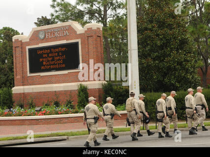 Gainesville, Florida, Stati Uniti d'America. Xix oct, 2017. La polizia a prepararsi per i manifestanti prima nazionalista bianco richard Spencer, presidente della politica nazionale istituto, una supremazia bianca think tank, parla all'università di Florida il 19 ottobre 2017 a Gainesville, Florida. Credito: Paul Hennessy/alamy live news Foto Stock