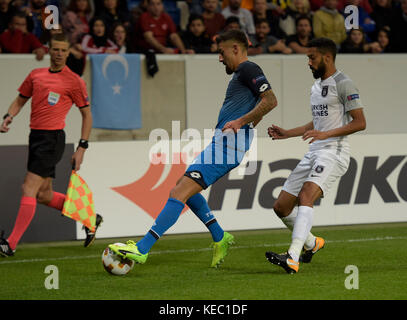 Sinsheim, GER - 19 ottobre, Rhein-Neckar-Arena . Karem Demirbay di Hoffenheim (l) lotta per la palla con Gael Clichy (3) durante la partita tra TSG Hoffenheim e Istanbul Basaksehir FK al 3. Giorno di partita nel gruppo C della Lega europea. (Foto di Ulrich Roth / ulrich-roth.de) +++ foto ist honorarpflichtig +++ Foto Stock