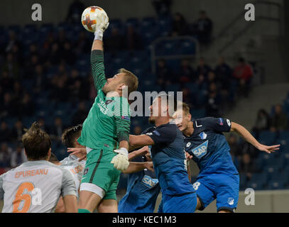 Rhein-neckar-arena, Sinsheim (Germania). Xix oct, 2017. Il portiere mert günok di istanbul lotta per la palla durante il gioco tra tsg hoffenheim e Istanbul basaksehir fk al 3. giornata nel gruppo c di Europa League. (Foto di Ulrich Roth / ulrich-roth.de) +++ foto ist honorarpflichtig +++ credito: Ulrich roth/alamy live news Foto Stock