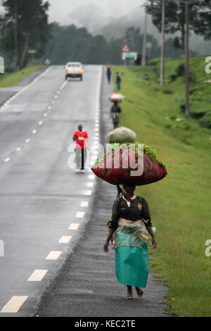 Gisakura, Ruanda. 19 ottobre 2017. Una donna porta il tè sulla testa vicino a una piantagione di tè a Gisakura, nel Ruanda sudoccidentale, il 19 ottobre 2017. Il tè ruandese, noto per la sua alta qualità, è piantato su colline ad alta quota tra i 1.900 e i 2.500 metri, secondo il National Agricultural Export Development Board ruandese. Crediti: LYU Tianran/Xinhua/Alamy Live News Foto Stock